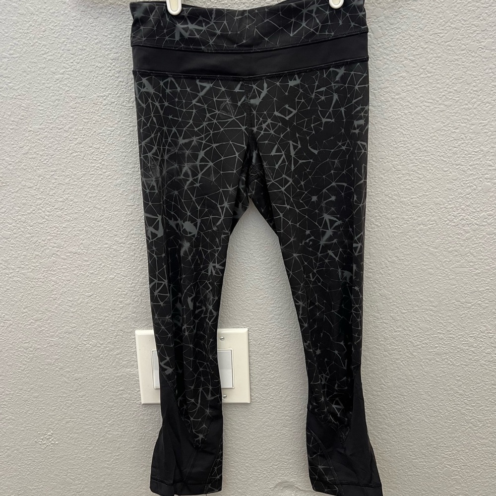 LuluLemon Capri leggings
￼